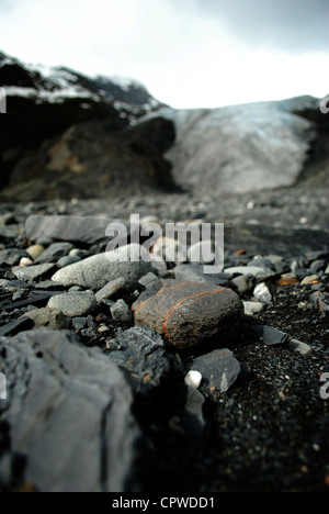 Stein mit Eisen Ablagerungen in der Exit-Gletscher waschen, Exit-Gletscher, Kenia Fjords Nationalpark. Stockfoto