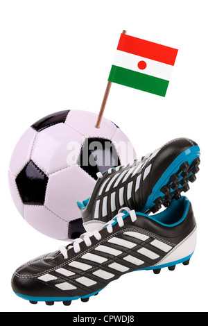 Paar Stollen oder Fußballschuhe mit einer kleinen Fahne von Niger Stockfoto