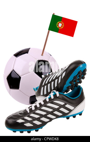 Paar Stollen oder Fußballschuhe mit einer kleinen Fahne von Portugal Stockfoto