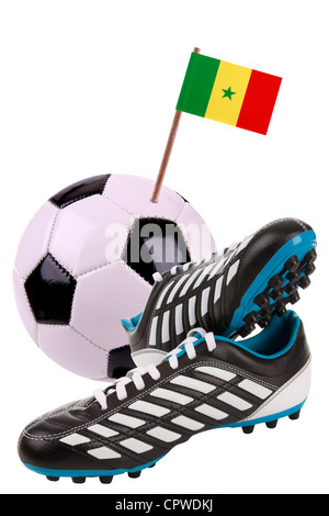 Paar Stollen oder Fußballschuhe mit einer kleinen Fahne von Senegal Stockfoto