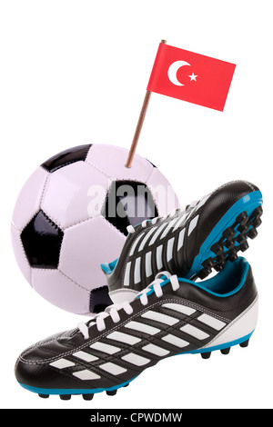 Paar von Stollen oder Fußballschuhe mit einer kleinen Flagge der Türkei Stockfoto