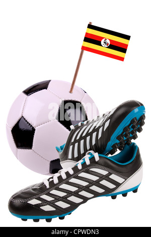 Paar Stollen oder Fußballschuhe mit einer kleinen Fahne von Uganda Stockfoto