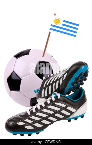 Paar Stollen oder Fußballschuhe mit einer kleinen Fahne von Uruguay Stockfoto