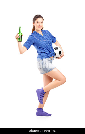 In voller Länge Portrait von ein glücklich weiblicher Fan mit einem Fußball und Bier Flasche isoliert auf weißem Hintergrund Stockfoto