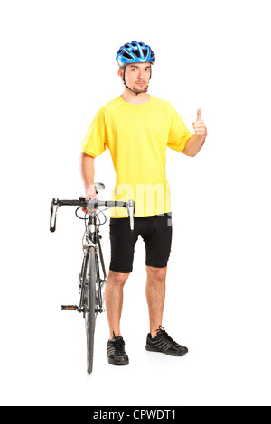 In voller Länge Portrait von einem lächelnden Radfahrer posiert neben einem Fahrrad und geben Daumen isoliert auf weißem Hintergrund Stockfoto