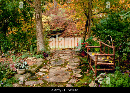 Auch im Herbst schöne: Schatten Garten mit Hand gefertigte Sitzbank neben Bach im Herbst (Serie), in Missouri Stockfoto