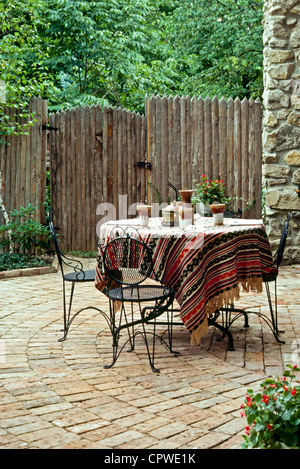 Tisch für Tee in Runde Backstein-Patio-Garten, in Missouri Stockfoto