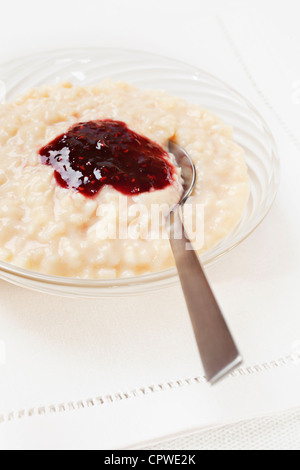 Eine Schüssel mit Reis-Pudding mit Himbeermarmelade. Stockfoto