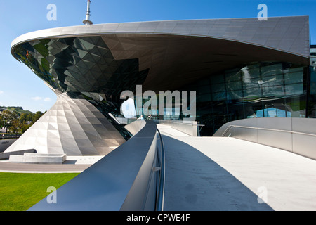 Moderne Architektur am BMW Showroom, Selbstabholung, Fabrik und Hauptsitz in München, Bayern, Deutschland Stockfoto