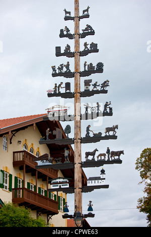 Maibaum von ländlichen pastorale und Gewerbe Szenen in Grassau in Baden-entwickelt, Bayern, Deutschland Stockfoto