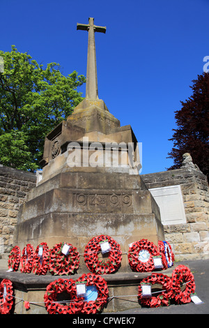 Kriegerdenkmal mit Mohn Kränze Malton, Yorkshire, England, Großbritannien Stockfoto