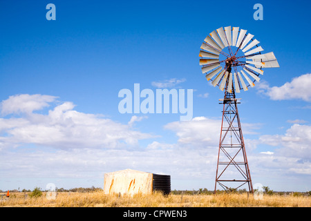 Windmühle in Queensland, Australien, mit blauem Himmel und flauschige weiße Wolken Stockfoto