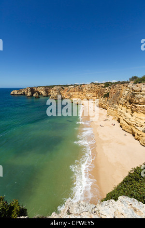 Praia da Marinha Strand in der Nähe von Benagil, an der Küste zwischen Portimão und Albufeira, Algarve, Portugal Stockfoto