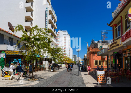 Geschäfte auf Avenida Tomás Cabreira im Zentrum des Ferienortes Praia da Rocha, Portimao, Algarve, Portugal Stockfoto