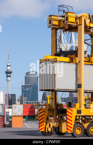 Ein Straddle Träger bewegt ein Frachtcontainer am Kai im Hafen von Auckland, Stockfoto