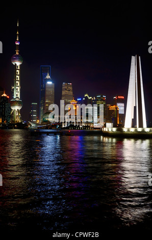 Nachtlichter von Pudong-Hochhaus-Türme und Völker Helden Denkmal Huangpu-Fluss Shanghai Peoples Republic Of China Stockfoto