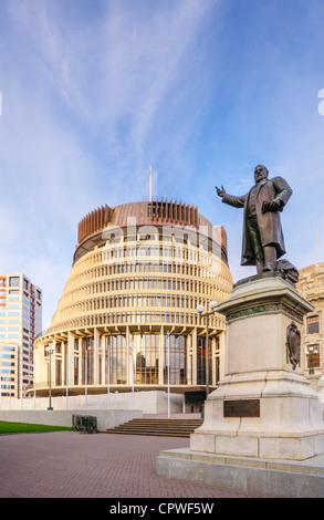 Wellington The Beehive und Statue von Richard John Seddon Stockfoto