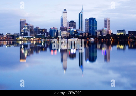 Perth Western Australia spiegelt sich in den Swan River im Morgengrauen Stockfoto