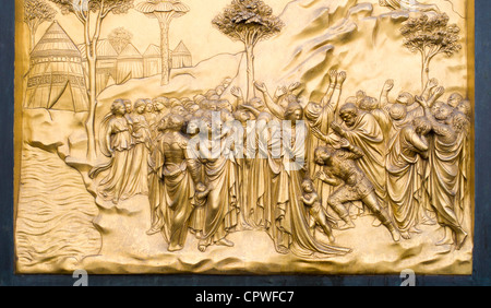 Religiöse Szenen in Gold auf Bronze am Baptisterium Türen Il Duomo di Firenze Kathedrale von Florenz in Piazza di San Giovanni, Italien Stockfoto