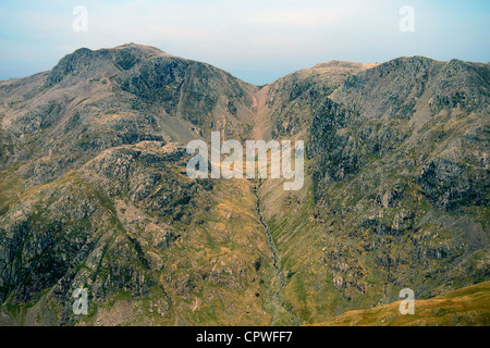 Scafell Pike betrachtet aus Crinkle Crags. Nationalpark Lake District, Cumbria, England, Vereinigtes Königreich, Europa. Stockfoto