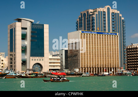 Gebäude der Bank Melli Iran, der Emirates Bank Dubai und der Bank Saderat Iran am Ufer des Dubai Creek, Dubai Stockfoto