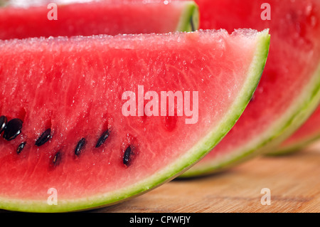 frische reife Wassermelone in Scheiben geschnitten auf einem Holztisch Stockfoto
