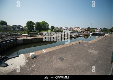 Teddington Lock auf der Themse bei Ham in Süd-west-London. Die Themse ist Gezeiten unterhalb vom Schloss Stockfoto