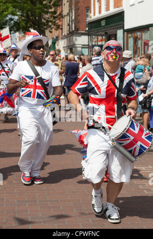 Chichester UK Samstag, 2. Juni 2012. Drum- und Percussion-Band in der Chichester Jubiläum Prozession durch die Stadt anlässlich der Königin Diamond Jubilee Stockfoto