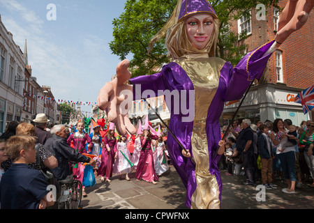 Riesige, Oversize Karneval Zeichen am Chichester Jubiläum Prozession Stockfoto