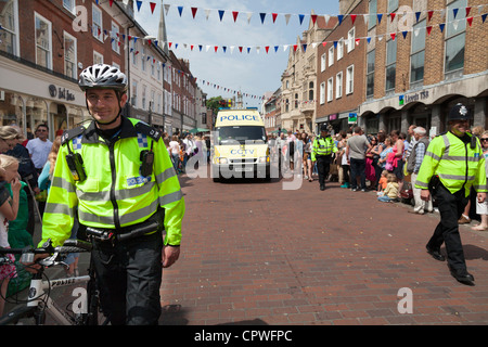 Polizei Faschingsumzug durch Chichester, die Diamond Jubilee von Queen Elizabeth feiern vorbereiten Stockfoto