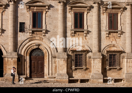 Touristen nehmen Foto im Palazzo de Nobili Tarugi, in Piazza Grande in Montepulciano, Val D'Orcia, Toskana, Italien Stockfoto