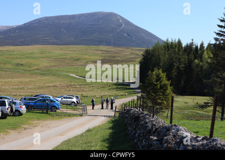 Autos geparkt und Hügel Wanderer Aufrechnung Beinn a'Ghlo in Perthshire, Schottland zu klettern. Carn Liath beträgt 1 von 3 Tops im Hintergrund Stockfoto