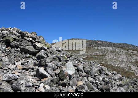 Walker, nähert sich des Gipfels des Carn Liath (975m), einer der drei Gipfel des Beinn a'Ghlo in Perthshire Schottland Stockfoto