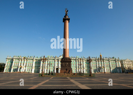 Winterpalast und Alexandersäule auf dem Schlossplatz in St. Petersburg (Dwortsowaja Ploschtschad in St. Petersburg, Russland) Stockfoto