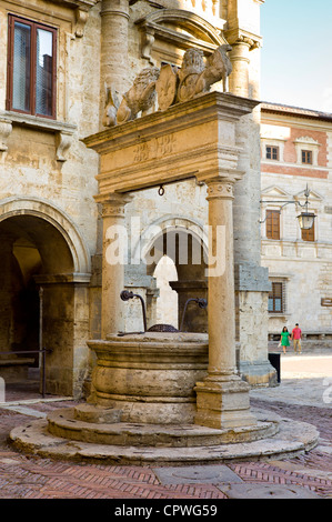 Auch der Griffins und Löwen, 16. Jahrhundert, von Palazzo del Capitano del Popolo, in Piazza Grande in Montepulciano, Toskana, Italien Stockfoto