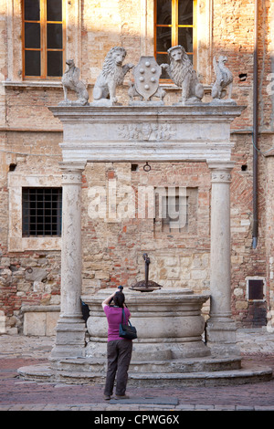 Tourist Fotos gut greifen und Löwen von Palazzo del Capitano del Popolo an der Piazza Grande, Montepulciano, Toskana, Italien Stockfoto