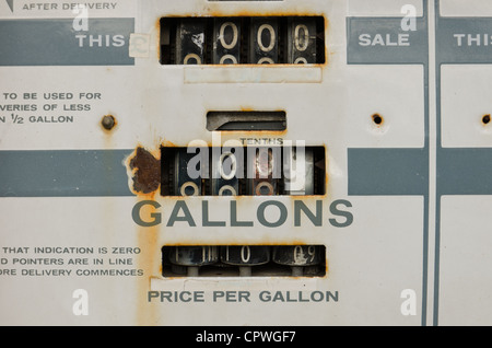 Vintage Zapfsäule außerhalb verfallenen BSA-Garage mit Retro-Chrom und Gallone Schuppen Stockfoto