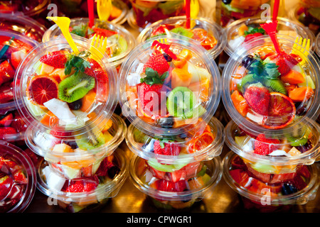 Colorful natürliche Fruchtsalat transparente Gläser in einer Reihe Stockfoto
