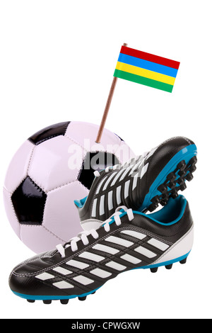 Paar von Stollen oder Fußballschuhe mit einer kleinen Flagge von Mauritius Stockfoto