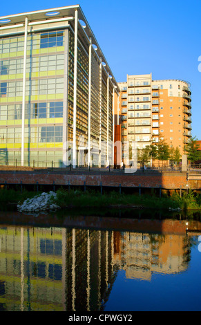 UK, South Yorkshire, Sheffield, fünf Wehre gehen, UK Border Agency Gebäude & modernen Apartments neben Fluss Don in der Nähe von Lady's Bridge Stockfoto