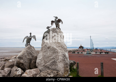 Die Stein-Steg im Meer Stadt von Morecambe in Lancashire, UK. Die Skulpturen sind von Seevögeln aus Gusseisen gefertigt. Stockfoto