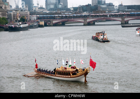 Queen Elizabeth Diamond Jubiläumsfeier. Der Fluss Themse Flottille bestehend aus 1000 Boote, darunter auch einige mit Rudern gerudert Stockfoto