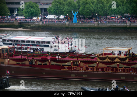 Queen Elizabeth Diamond Jubiläumsfeier. Fluss Themse Flottille bestehend aus 1000 Boote - Royal Barge übergibt die South Bank. Stockfoto