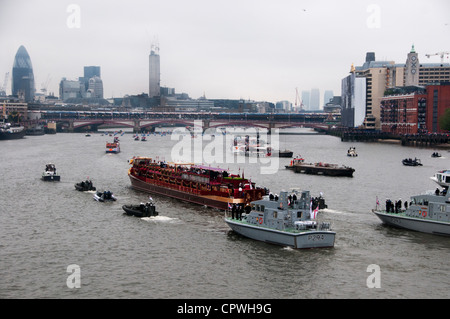 Queen Elizabeth Diamond Jubiläumsfeier. Fluss Themse Flottille bestehend aus 1000 Boote - Royal Barge mit Sicherheit Boote. Stockfoto