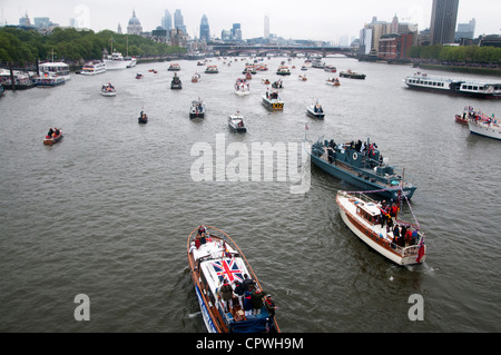 Queen Elizabeth Diamond Jubiläumsfeier. Der Fluss Themse Flottille bestehend aus 1000 Boote. Stockfoto