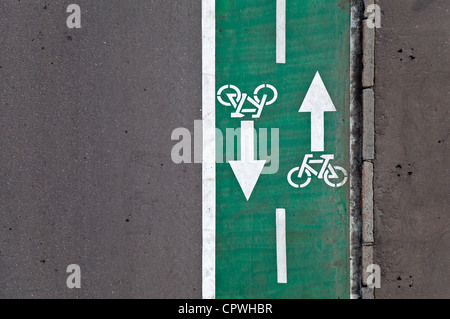 Grüner Radweg mit Kennzeichnung Hintergrundtextur Straße Stockfoto