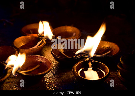 Brennende Kerzen am Altar im buddhistischen Tempel, Sri Lanka Stockfoto