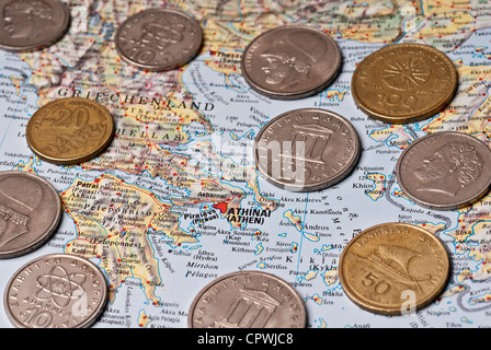 Eine Karte von Griechenland mit viele Drachmen Münzen. Stockfoto