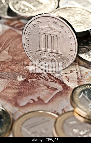 Griechische Drachme als Münzen und Papiergeld. In den Vordergrund €-Münzen. Stockfoto