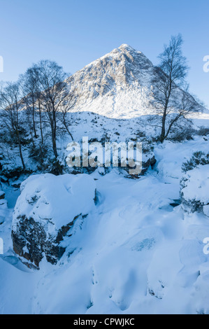 Buachaille Etive Mor mit Schnee bedeckt gefrorenen Wasserfall, Glen Coe, Highlands, Schottland, Vereinigtes Königreich Stockfoto